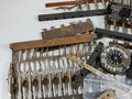 Konvolut Ersatzteile für Nachrichtengerät der Wehrmacht, u.a. 10er Klappenschrank. Neu- und Altteile