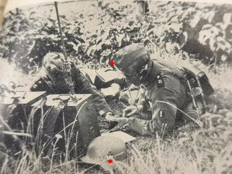 "Der Dienstunterricht im Heer - Ausgabe für den Schützen der Infanterie-Nachrichteneinheit", Jahrgang 1940, 383 Seiten, DIN A5, gebraucht, mit Wasserflecken