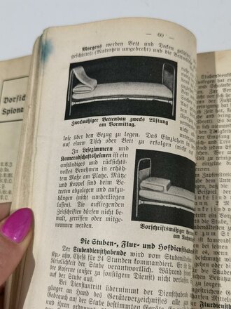 "Der Dienstunterricht im Herr - Ausgabe für den Schützen der M.G.K.(mot.)", Jahrgang 1938/39, 348 Seiten, DIN A5, stark gebraucht,Einband lose, 