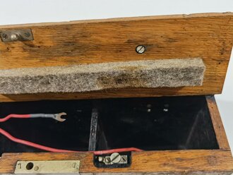 Batteriekasten Modell 1937 für 4 Feldelemente. Selten, guter Zustand