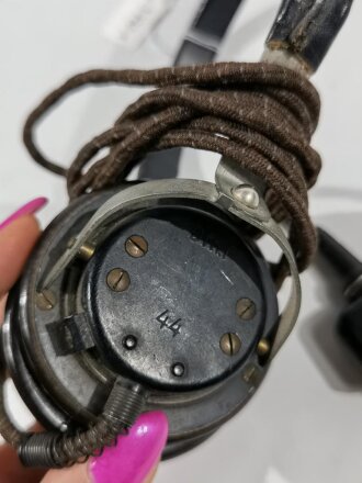 Doppelfernhörer der Wehrmacht, datiert 1944. Kabel und Stecker neuzeitlich ergänzt, Funktion nicht geprüft .