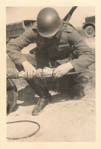 Foto eines Wehrmachtsoldaten beim verbinden von Feldfernkabel 8 x 11,5cm