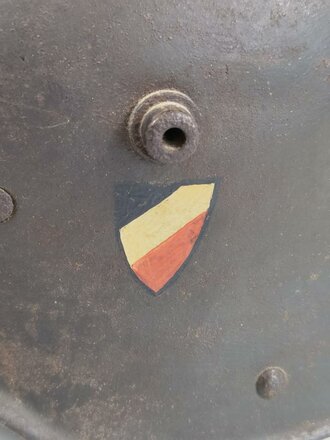 Weimarer Republik,  Stahlhelm aus dem 1.Weltkrieg, versehen mit einem handbemalten Wappen.