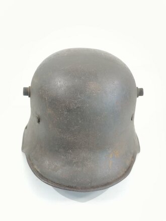 Weimarer Republik,  Stahlhelm aus dem 1.Weltkrieg, versehen mit einem handbemalten Wappen.