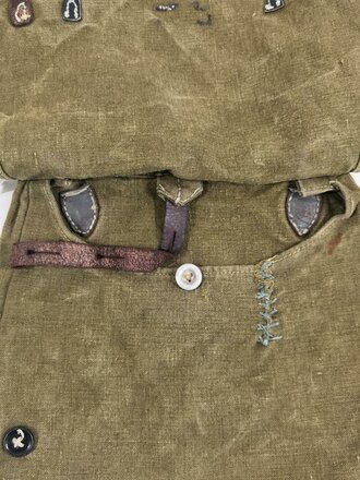 Brotbeutel Wehrmacht, leider die mittlere Lasche mit dem Haken entfernt, stark getragenes Stück, Leder zum Teil trocken