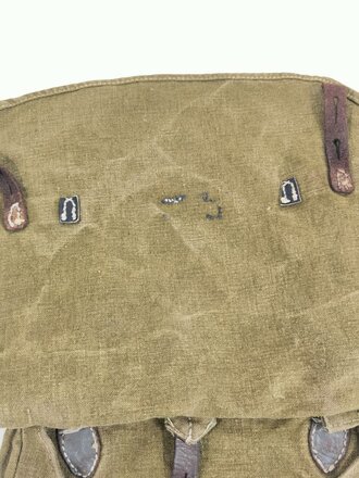 Brotbeutel Wehrmacht, leider die mittlere Lasche mit dem Haken entfernt, stark getragenes Stück, Leder zum Teil trocken