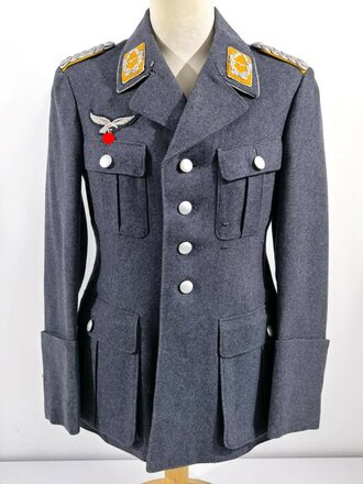 Luftwaffe, Waffenrock für einen Major des fliegenden Personal. Nahezu neuwertiges Kammerstück von 1937, die Effekten original vernäht, der Brustadler eventuell nachträglich nochmals angebracht