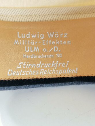 Luftwaffe, weisse Schirmmütze für Mannschaften fliegendes Personal. Das Schweißband an einer Stelle beschädigt, sonst guter Zustand. Kopfgrösse 58