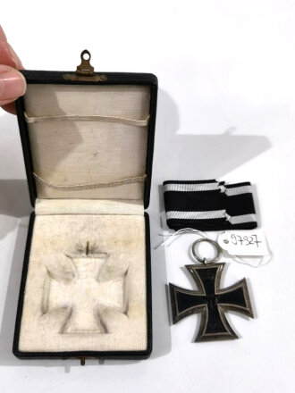 Eisernes Kreuz 2.Klasse 1914, mit Band im Präsentationsetui.  das Kreuz in sehr gutem Zustand im Bandring "G" für Godet Berlin gestempelt