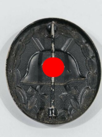 Verwundetenabzeichen schwarz, Herstellermarkierung " 93" für Richard Simm & Söhne, Gablonz. Schwärzung des HK etwa 90%