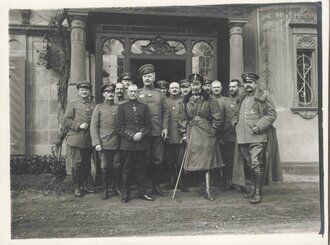 1.Weltkrieg, originales Foto aus einer Albumseite geschnitten. Konprinz Wilhelm von Preußen im Kreis von Offizieren  9 x 12cm