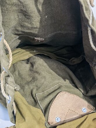 Rucksack für Gebirgstruppen der Wehrmacht, datiert 1941. Getragenes Stück in gutem Zustand, Beriemung nicht ganz komplett bzw. defekt