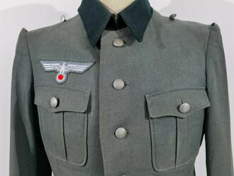 Heer, Feldbluse für Offiziere. getragenes Stück, kleiner Mottenschaden im Bereich der rechten Schulter. Schneideretikett aus München von 1939
