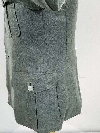 Heer, Feldbluse für Offiziere. getragenes Stück, kleiner Mottenschaden im Bereich der rechten Schulter. Schneideretikett aus München von 1939
