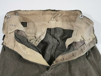 Heer, Feldhose für Mannschaften Modell 1943. Stark getragenes und defektes Kammerstück, ein Hosenbein zum Teil abgeschnitten