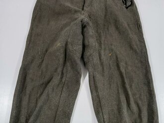Heer, Feldhose für Mannschaften Modell 1943. Stark getragenes und defektes Kammerstück, ein Hosenbein zum Teil abgeschnitten
