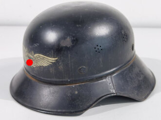 Stahlhelm Luftschutz. Originallack und Abzeichen. Als Innen futter ist ein Französisches Helmfutter verbaut, Kinnriemen aus Gummi