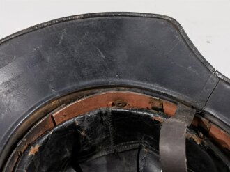 Stahlhelm Luftschutz. Originallack und Abzeichen. Als Innen futter ist ein Französisches Helmfutter verbaut, Kinnriemen aus Gummi