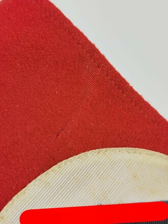 Armbinde für Angehörige von Parteiverbänden. Frühes, dreiteiliges Stück aus rotem Filz, mit RZM Etikett. Rückseitig leichter Mottenschaden
