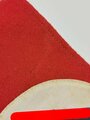 Armbinde für Angehörige von Parteiverbänden. Frühes, dreiteiliges Stück aus rotem Filz, mit RZM Etikett. Rückseitig leichter Mottenschaden
