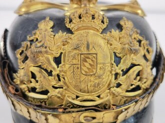 Bayern, Pickelhaube für Offiziere. Die Glocke leicht eingesunken, ansonsten guter Gesamtzustand. Ungereinigtes, getragenes Stück