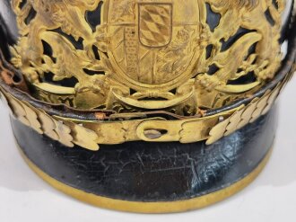 Bayern, Pickelhaube für Offiziere. Die Glocke leicht eingesunken, ansonsten guter Gesamtzustand. Ungereinigtes, getragenes Stück