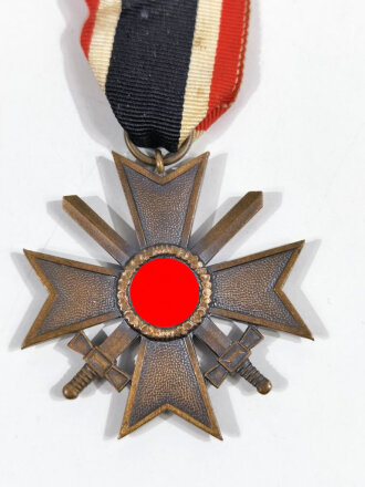 Kriegsverdienstkreuz 2.Klasse mit Schwertern , am Band. Ohne Herstellermarkierung im Bandring