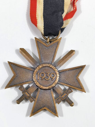 Kriegsverdienstkreuz 2.Klasse mit Schwertern , am Band. Ohne Herstellermarkierung im Bandring