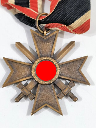 Kriegsverdienstkreuz 2.Klasse mit Schwertern , am Band. Ohne Herstellermarkierung im Bandring