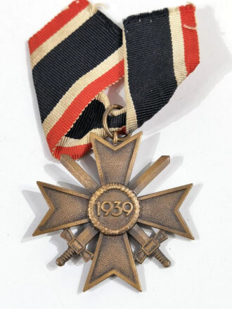 Kriegsverdienstkreuz 2.Klasse mit Schwertern , am Band. Ohne Herstellermarkierung im Bandring
