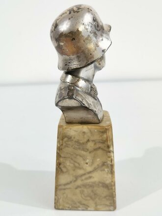 Soldatenbüste Heer aus versilbertem Spritzguss. Unbeschädigtes Stück auf Marmorsockel, Gesamthöhe 119cm