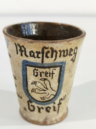 Erinnerungsbecher aus gebranntem Ton " Marschweg Greif" Am Boden leicht beschädigt, Höhe