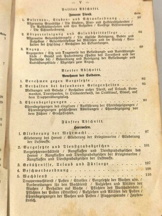 "Der Dienstunterricht im Heere" Ausgabe für den Schützen der MG Kompanie. Komplett, 346 Seiten, stark gebraucht, erste Seite fehlt