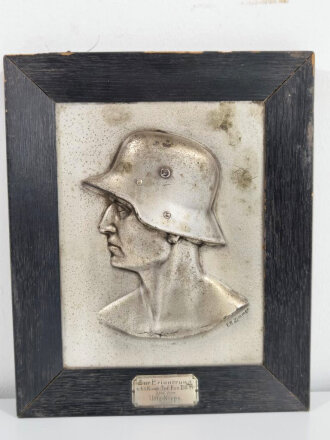 Wandrelief im Holzrahmen " Zur Erinnerung a.d. 1. Komp. Infanterie Ers. Btl. 57 gew. vom Uffz.Korps" Ungereinigt, Maße des Rahmen 25 x 31cm