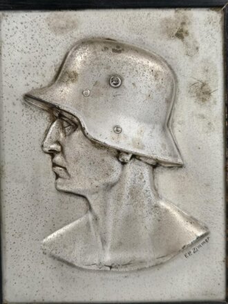 Wandrelief im Holzrahmen " Zur Erinnerung a.d. 1. Komp. Infanterie Ers. Btl. 57 gew. vom Uffz.Korps" Ungereinigt, Maße des Rahmen 25 x 31cm