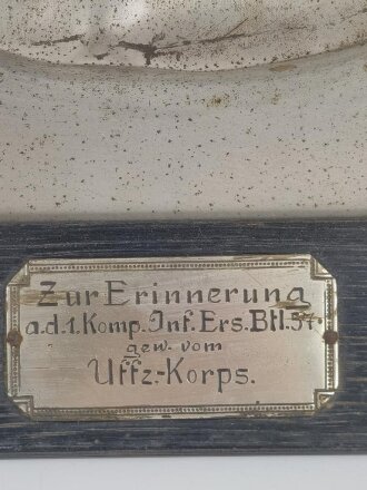 Wandrelief im Holzrahmen " Zur Erinnerung a.d. 1. Komp. Infanterie Ers. Btl. 57 gew. vom Uffz.Korps" Ungereinigt, Maße des Rahmen 25 x 31cm