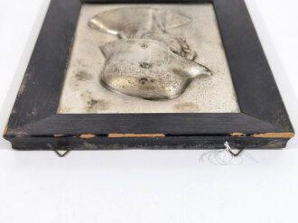 Wandrelief im Holzrahmen " Zur Erinnerung a.d. 1. Komp. Infanterie Ers. Btl. 57 gew. vom Uffz.Korps" Ungereinigt, Maße des Rahmen 25 x 31cm