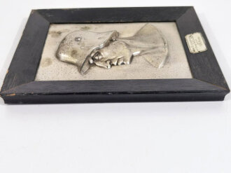 Wandrelief im Holzrahmen " Zur Erinnerung a.d. 1. Komp. Infanterie Ers. Btl. 57 gew. vom Uffz.Korps" Ungereinigt, Maße des Rahmen 25 x 31cm