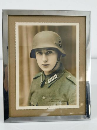 Gerahmte Studioaufnahme eines Angehöriger der Polizei Feldeinheiten mit Stahlhelm. Rückseitig Beschriftet " Frankreich, den 1.Februar 1941. Maße des Metallrahmen 24 x 31cm