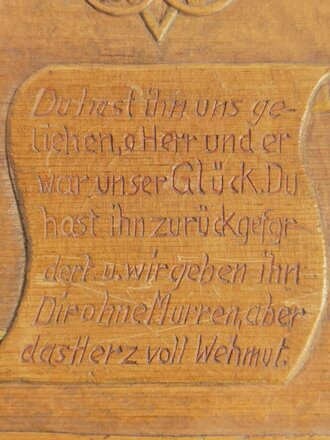 Geschnitzter Bilderrahmen mit Sinnspruch für einen Gefallenen, hergestellt aus U.S. amerikanischer Rationskiste in Gefangenschaft bei Marseilles 1945. Maße 19 x 29cm