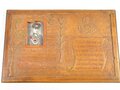 Geschnitzter Bilderrahmen mit Sinnspruch für einen Gefallenen, hergestellt aus U.S. amerikanischer Rationskiste in Gefangenschaft bei Marseilles 1945. Maße 19 x 29cm