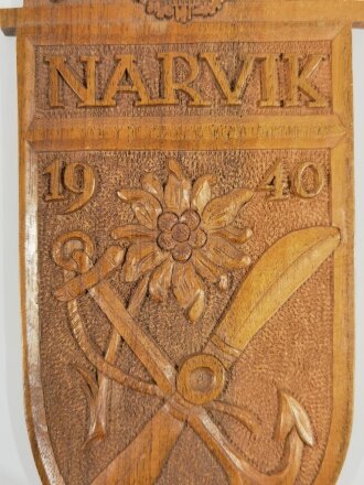 Geschnitztes Wandbild "Narvik 1940" Maße 13,5, x 31cm