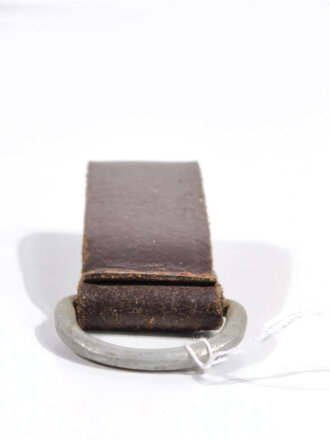 Aufschiebeschlaufe  Wehrmacht , frühes, ungeschwärztes Stück mit Aluminiumbeschlag,  wurde benutzt um z.B. die Feldflasche ans Koppel zu hängen