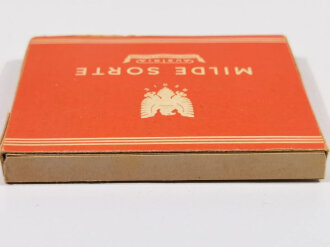 Schachtel Zigaretten " Milde Sorte" mit Inhalt, Steuerbanderole mit Hakenkreuz