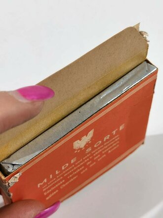 Schachtel Zigaretten " Milde Sorte" mit Inhalt, Steuerbanderole mit Hakenkreuz