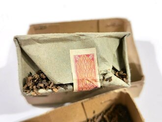 Feldpostpaket mit einem Pack Tabak als Inhalt, Steuerbanderole mit Hakenkreuz