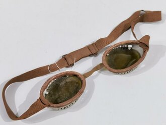 Leicht getönte Brille mit Aluminiumrahmen, sieht man so immer wieder auf Fotos bei Angehörigen der Gebirgstruppe. Stark getragen, Gummizug ohne Funktion