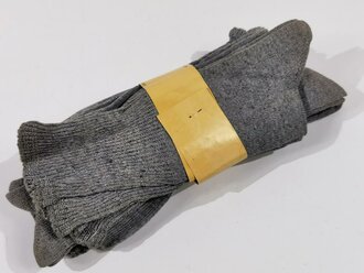 6 Paar feldgraue Wollsocken mit Banderole