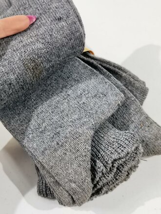 6 Paar feldgraue Wollsocken mit Banderole