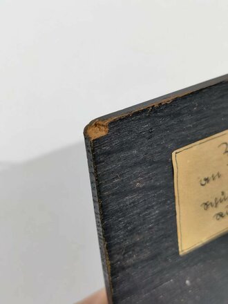 Erinnerungsplakette ein MG08 auf Schlittenlafette darstellend, datiert 1941, Maße der Holzplatte 14 x 19cm